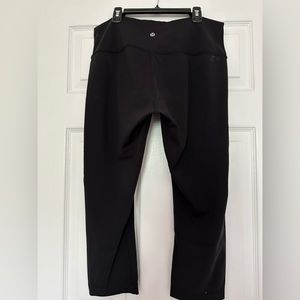 Lululemon High-rise Wunder Train 23” crop. Lightly worn, like new. Black